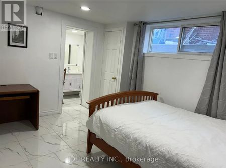 For Lease - 80 Mosedale Cres Crescent Unit# Master Bedroom, Toronto, Ontario - Photo 2