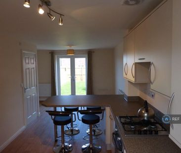 3 bedroom semi-detached house to rent - Photo 4