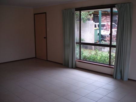 Neat and tidy - 3 Bedroom Stand Alone House in a Complex - Photo 2