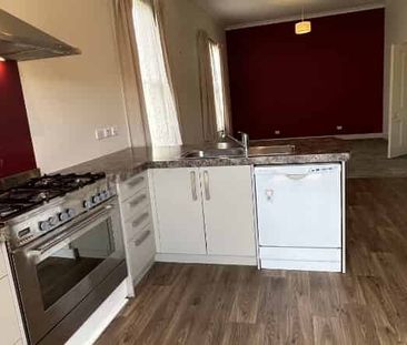 Spacious Character Home with Open-Plan Living and Modern Features - Photo 4