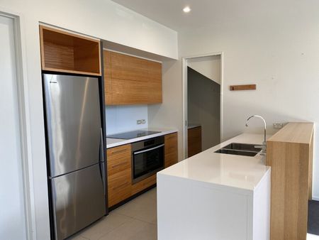 City – Three Bedroom Townhouse - Photo 3