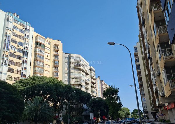 Apartamento T3 renovado na Av. Bombeiros Voluntários, em Algés. Para Arrendar!