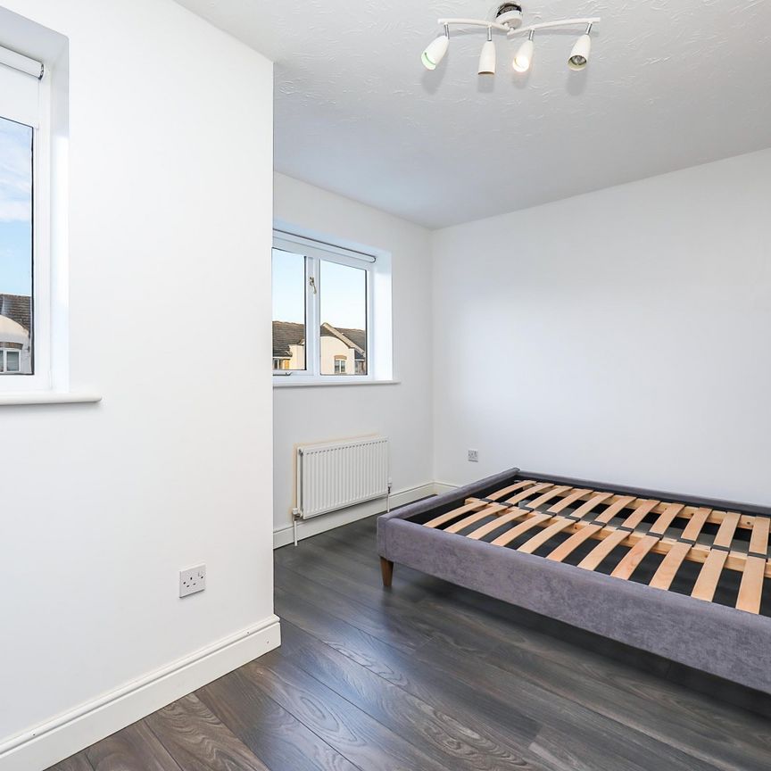 House to Rent: Grimsby Grove, E16 - Photo 1