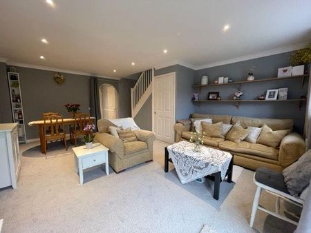 3 bedroom semi-detached house to rent - Photo 2