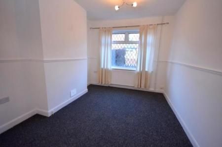 3 bedroom Terraced House To Let - Photo 2