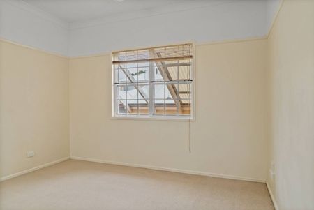 Charming Cottage Living in the Heart of South Toowoomba - Photo 4