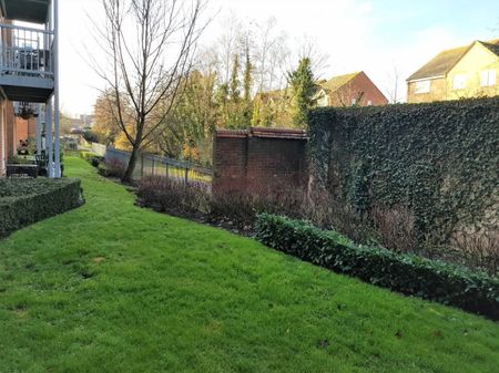 Florey Gardens, Aylesbury - Photo 2