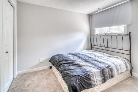 44 Glacier Dr SW, Calgary - Photo 4