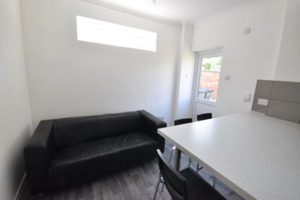 To Rent Bemister Road, Winton, Bournemouth, BH9 £3,120 pcm Tenancy Info - Photo 1