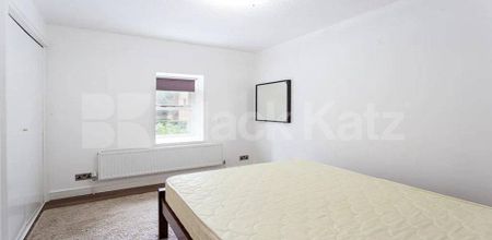 Stunning three bed two bath property set within a private development - Photo 5