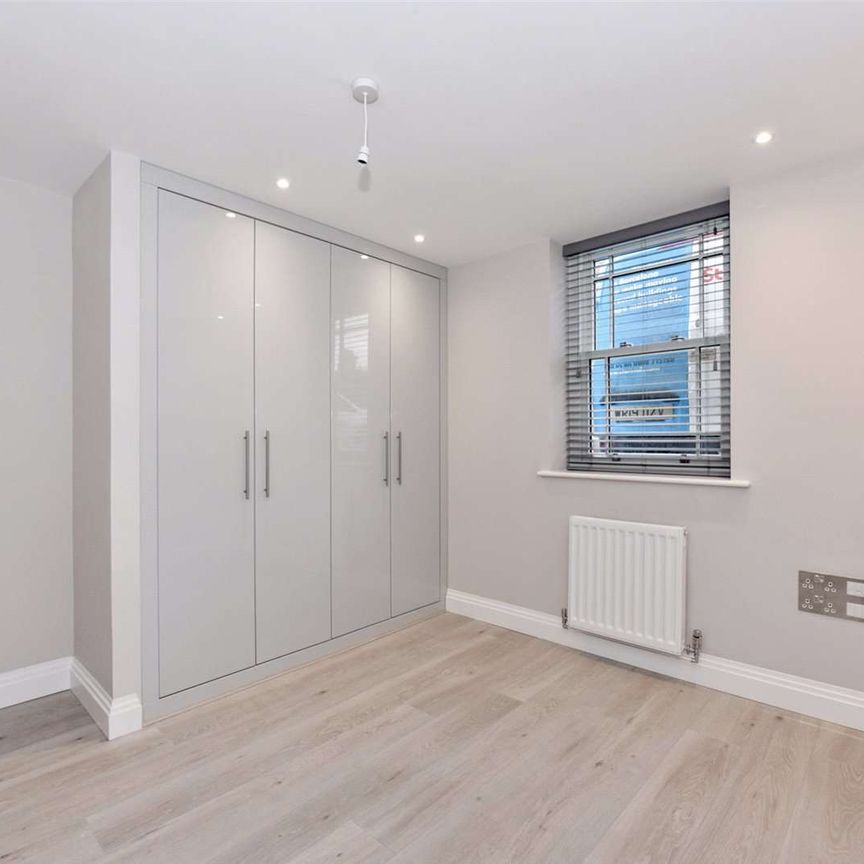 A beautifully presented two bedroom ground floor apartment, centrally located on Station Road - Photo 1