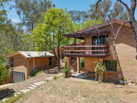 Spacious Family Retreat – Peaceful Bush Setting Just Minutes from Town - Photo 2