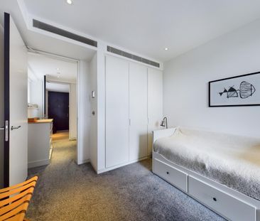 2 bedroom flat in London - Photo 1