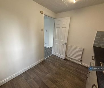 3 bedroom flat to rent - Photo 6