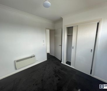 Beautiful 2 Bedroom Townhouse in Prime Footscray Location - Photo 4