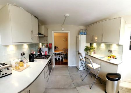 1 bedroom in a flat share to rent - Photo 4