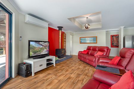 FAMILY HOME - FANTASTIC LOCATION! - Photo 4