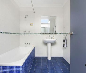 Sophisticated home in cul de sac - Photo 6