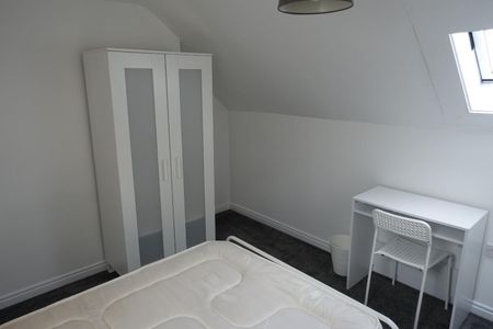 3 bedroom Flat To Let - Photo 3