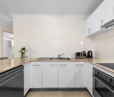 Spacious Two Bedroom Apartment with Private Courtyard – 9 Month Lea... - Photo 2