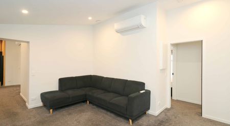 Stunning 5 bedroom unit - Partly furnished! - Photo 2