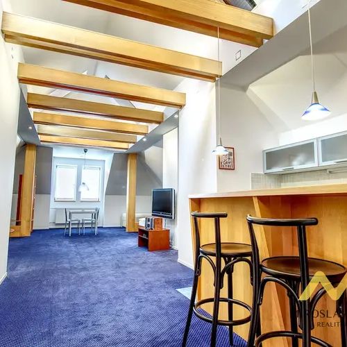 Pronájem podkrovního apartmánu 1+kk o rozloze 98 m - Photo 1
