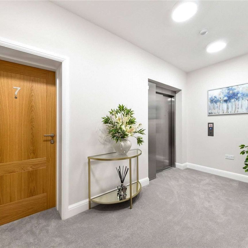 Brand new upper floor, two bedroom apartment with terrace - Photo 1