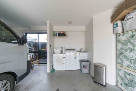 Beautifully Presented Three Bedroom Home - Photo 2