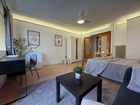 Plaza Villafranca de los Barros, Madrid, Community of Madrid 28034 - Foto 4