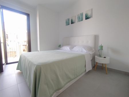 Piso de alquiler en Carrer de la Reina Amàlia, El Raval - Photo 3