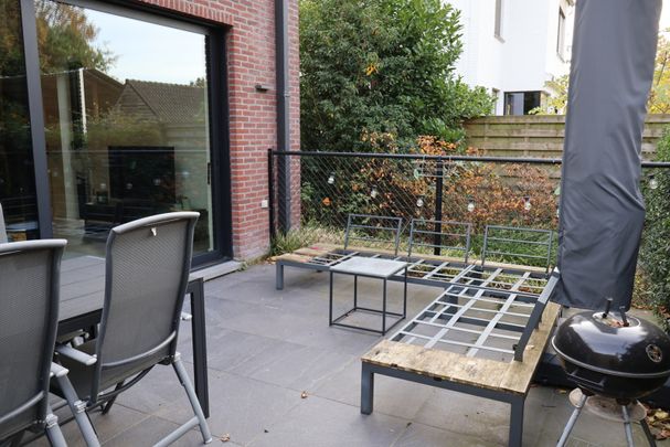 Gelijkvloers appartement met terras, carport en berging. - Photo 1