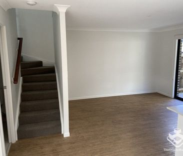 3 BEDROOM TOWNHOUSE - Double Garage, Air Cons, Pets Welcome - Photo 5