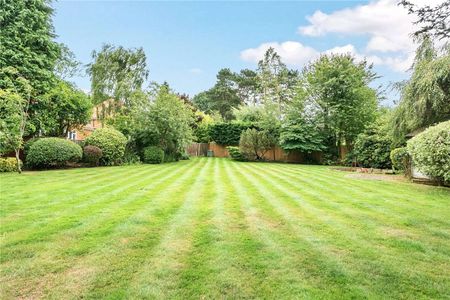 A substantial detached Edwardian property with beautiful South facing gardens in a fantastic location. - Photo 2