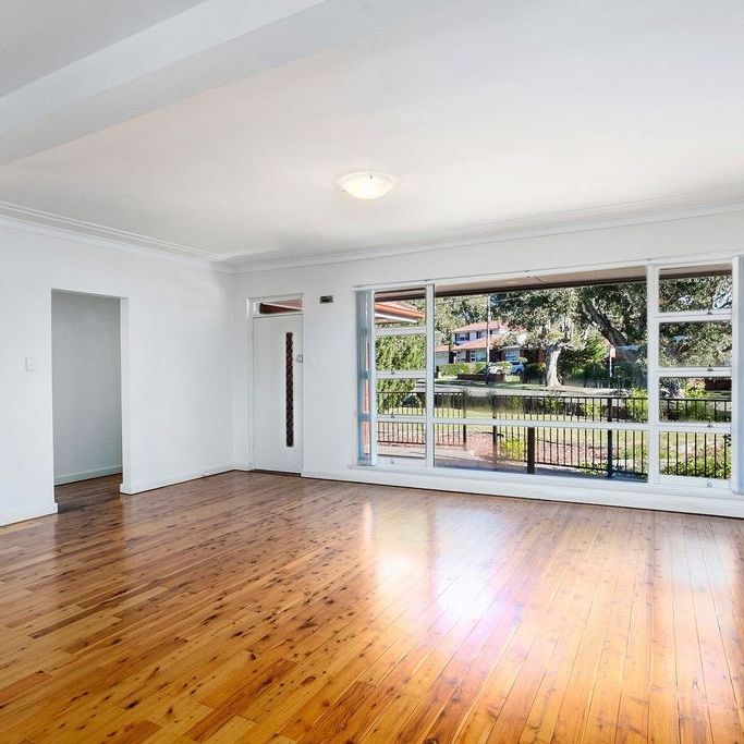 Tastefully Updated, Sun-Kissed, Character Filled And Private Three Bedroom Family Home In A Prime Location - Photo 1