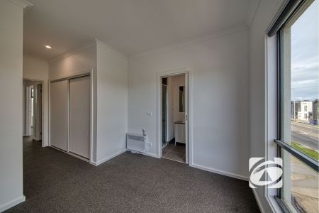 CONTEMPORARY TOWNHOUSE IN ALIRA ESTATE - Photo 3