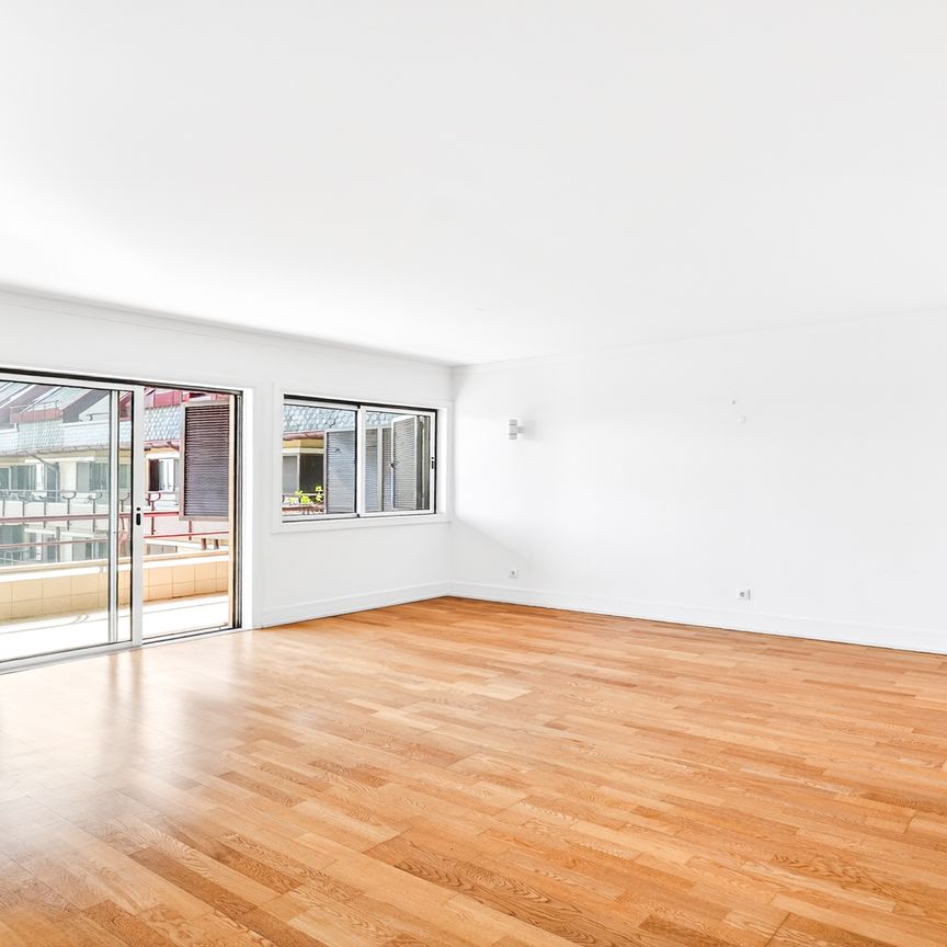 Apartamento T2 sem móveis em localização premium no centro do Estoril. - Photo 1