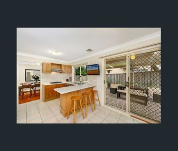 Spacious & Private Freestanding Townhouse – Rare Find - Photo 4