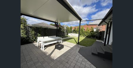 Location! Location! - Photo 3