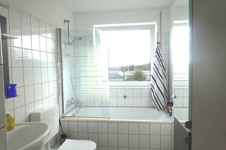 NUR MIT GÜLTIGEM WBS! 2-Zimmerwohnung mit Dachbalkon in Lützenkirchen! - Photo 2