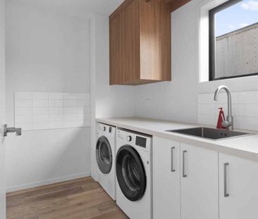 Huge garage/workshop and beautiful home!! - Photo 2