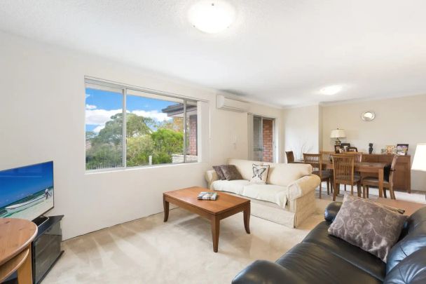 “Centrally Located Top Floor Apartment” - Photo 1