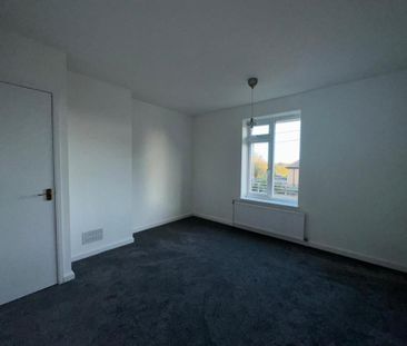 Available 3 Bed House - end terrace - Photo 2