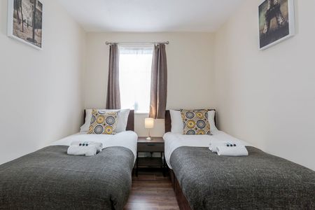 2 Bed Terraced House, Eastbury Avenue, IG11 - Photo 5