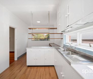 Unfurnished art deco home in lovely location - Photo 1