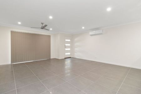 Modern 3-Bedroom Townhouse in Central Coomera - Photo 2