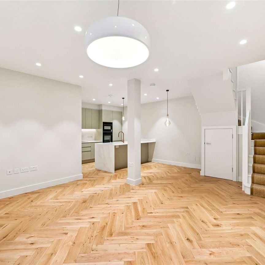 A three bedroom, recently refurbished mews house conveniently located in the heart of South Kensington - Photo 1