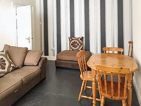 4 bedroom terraced house to rent - Photo 4