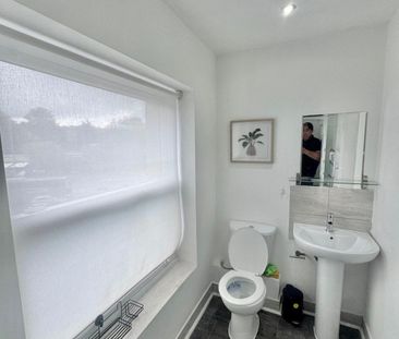 17 Wellington Road, WF13 - Photo 2