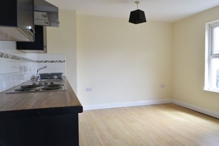 Two Bedroom Flat- Walk to Kings Chase Shopping Centre - Photo 3