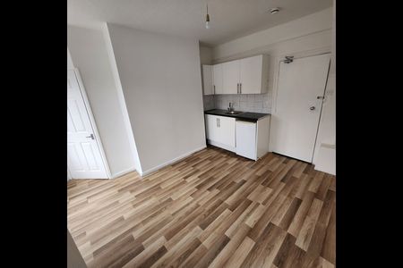 Room in a Shared House, Old Bedford Road, LU2 - Photo 2